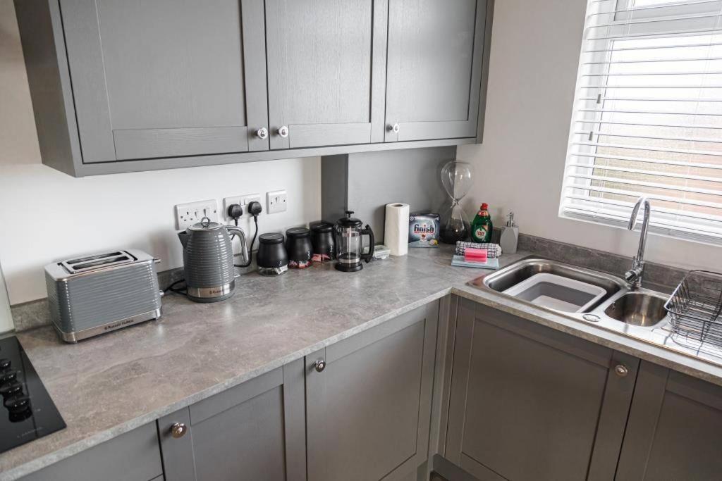 Bournecoast - Stylish Flat With Balcony - Sea Views - 10 Min Walk To Beach - Parking - Wifi - Fm8407 Bournemouth Eksteriør billede