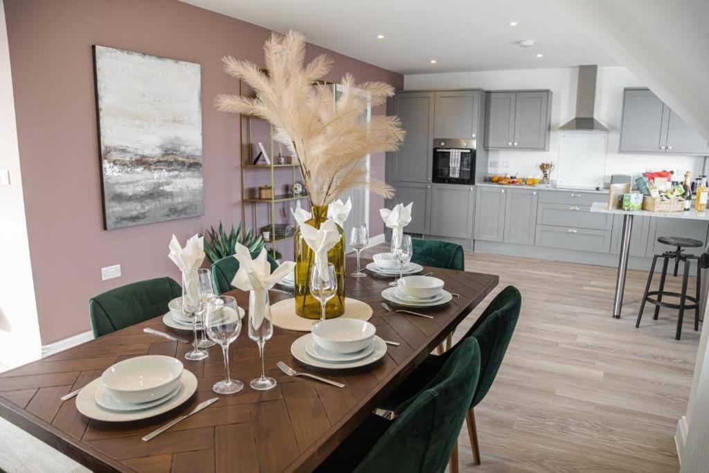 Bournecoast - Stylish Flat With Balcony - Sea Views - 10 Min Walk To Beach - Parking - Wifi - Fm8407 Bournemouth Eksteriør billede