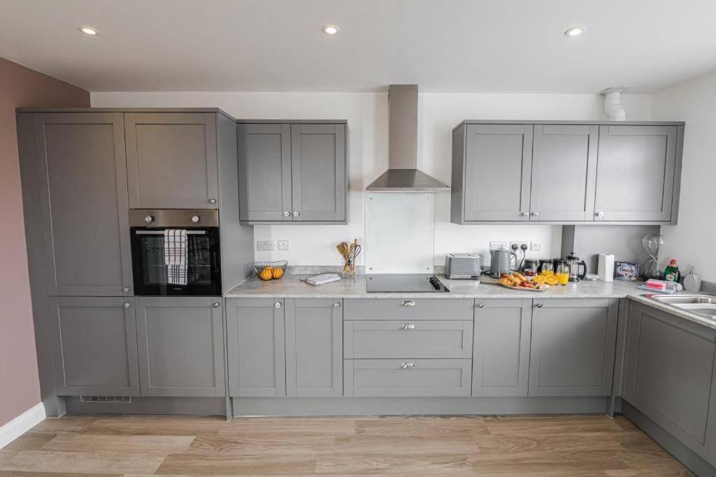 Bournecoast - Stylish Flat With Balcony - Sea Views - 10 Min Walk To Beach - Parking - Wifi - Fm8407 Bournemouth Eksteriør billede