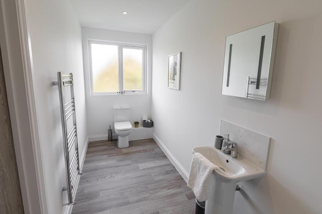 Bournecoast - Stylish Flat With Balcony - Sea Views - 10 Min Walk To Beach - Parking - Wifi - Fm8407 Bournemouth Eksteriør billede