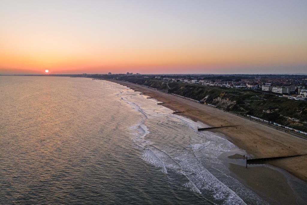 Bournecoast - Stylish Flat With Balcony - Sea Views - 10 Min Walk To Beach - Parking - Wifi - Fm8407 Bournemouth Eksteriør billede
