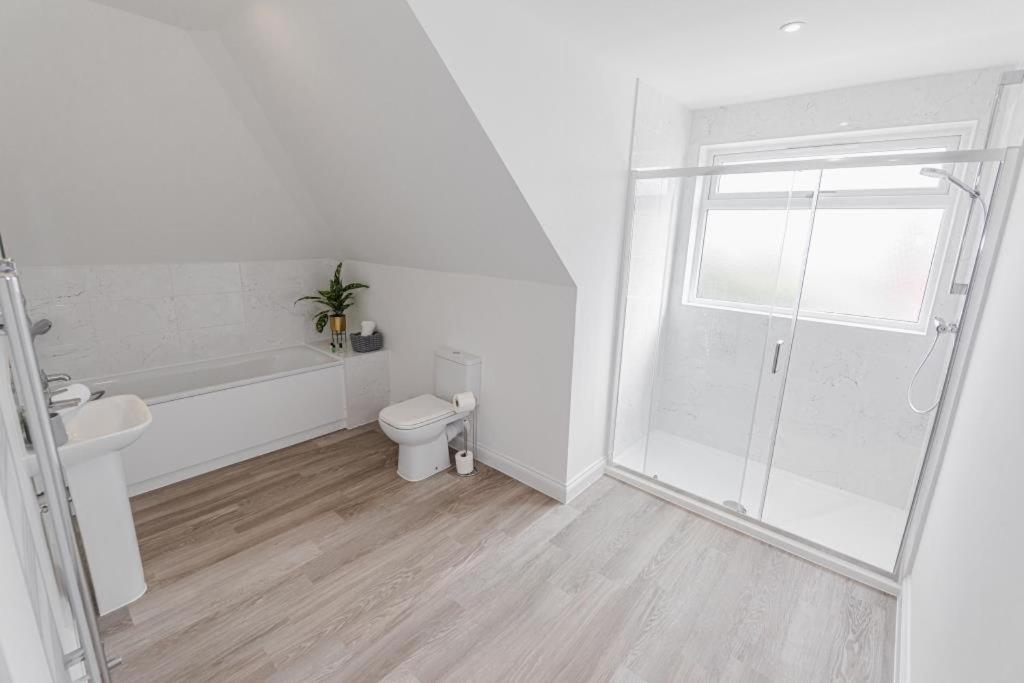 Bournecoast - Stylish Flat With Balcony - Sea Views - 10 Min Walk To Beach - Parking - Wifi - Fm8407 Bournemouth Eksteriør billede