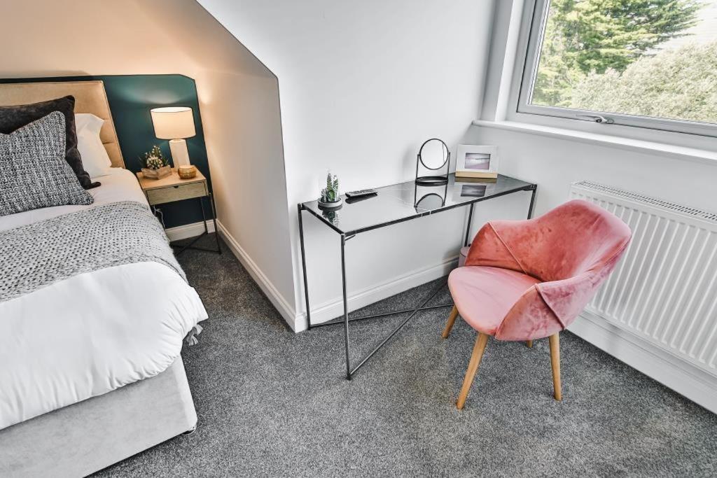 Bournecoast - Stylish Flat With Balcony - Sea Views - 10 Min Walk To Beach - Parking - Wifi - Fm8407 Bournemouth Eksteriør billede