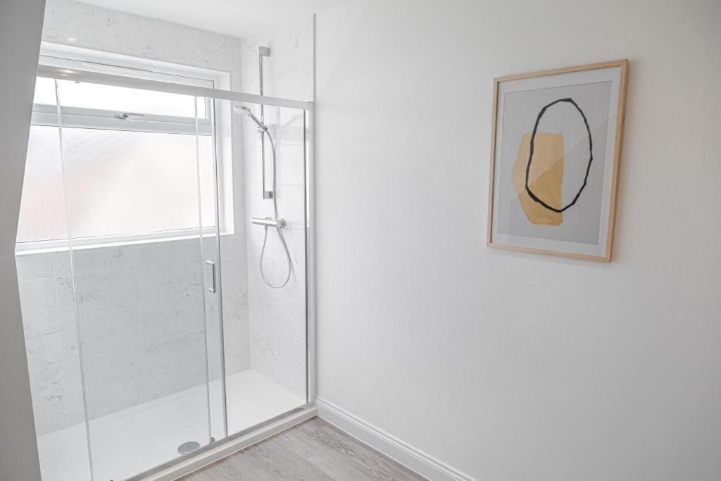 Bournecoast - Stylish Flat With Balcony - Sea Views - 10 Min Walk To Beach - Parking - Wifi - Fm8407 Bournemouth Eksteriør billede