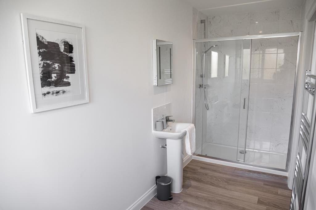 Bournecoast - Stylish Flat With Balcony - Sea Views - 10 Min Walk To Beach - Parking - Wifi - Fm8407 Bournemouth Eksteriør billede