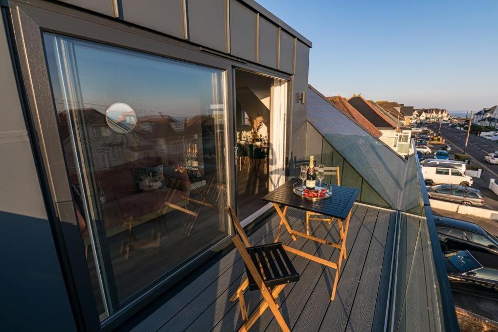 Bournecoast - Stylish Flat With Balcony - Sea Views - 10 Min Walk To Beach - Parking - Wifi - Fm8407 Bournemouth Eksteriør billede